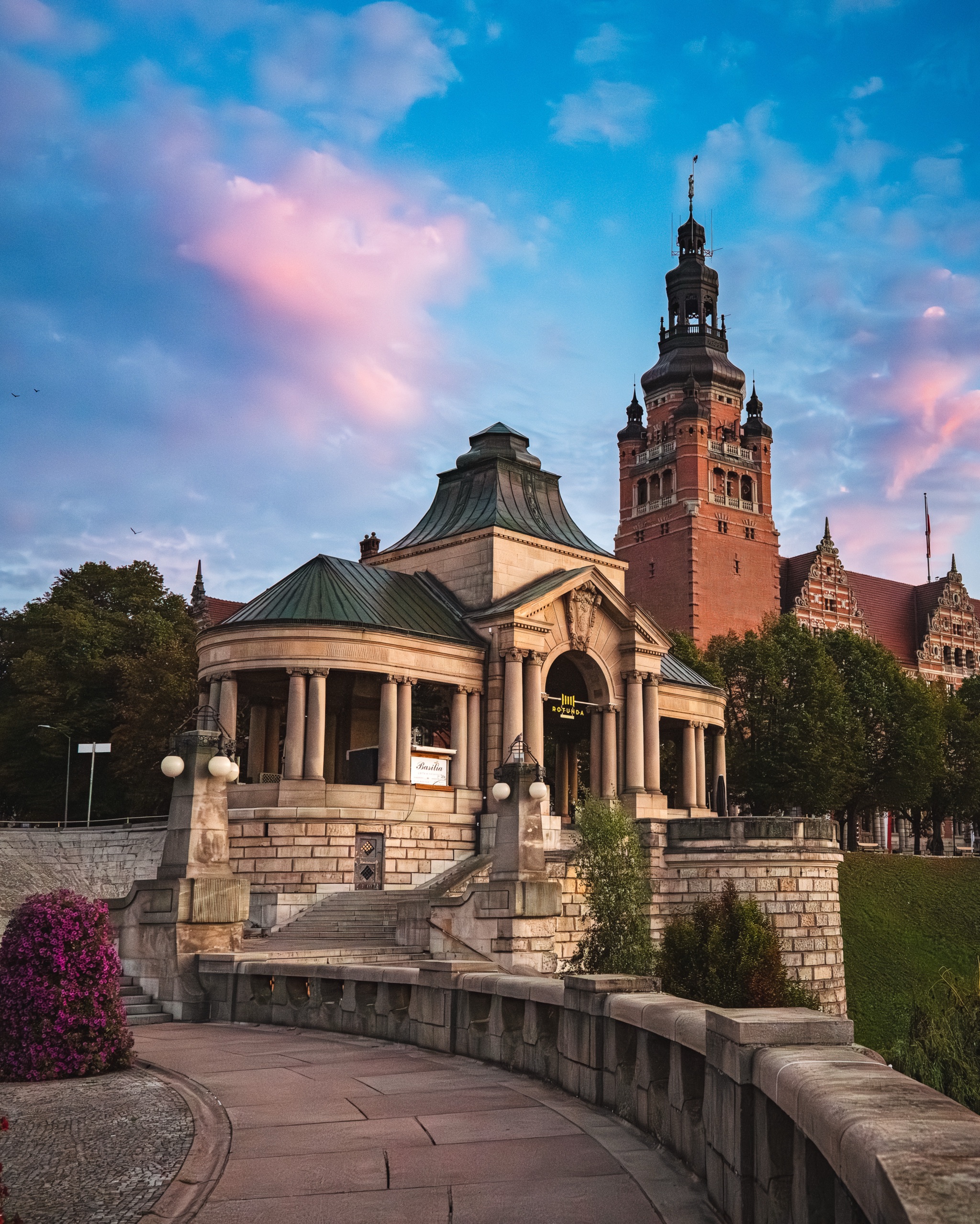 Example photograph taken with a Sigma 28–105 mm lens at 28 mm in an urban setting